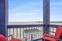 Amazing Waterfront Views of Kemah Boardwalk 3B3B