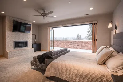 LUXURY Penthouse w/hot tub overlooking Whitefish, close to Glacier. 3/3.5bath