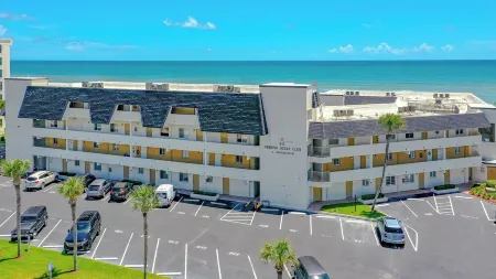 Beach Condo - Oceanfront Gem! Отели рядом с достопримечательностью «Ormond Beach»