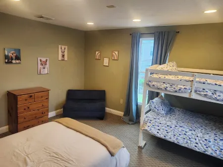 Walk to the Diamond- First Floor Bed and Bath Perfect multi-generation families Отели рядом с достопримечательностью «Парк Меллон»