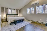 Two King Beds, Cozy Chalet Style Cabin in the Woods Resort, Lvl 1 EV