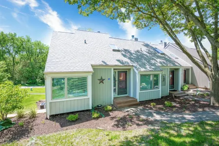 Cozy and Updated Home only 5 minutes to Eagle Ridge and 15 minutes to Downtown