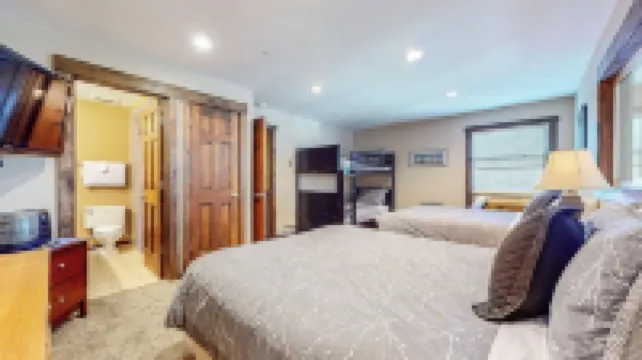 Best Deal in PC! - 2 Blks to PC Mtn Resort-4 Blks to Main Street- Hot Tub!