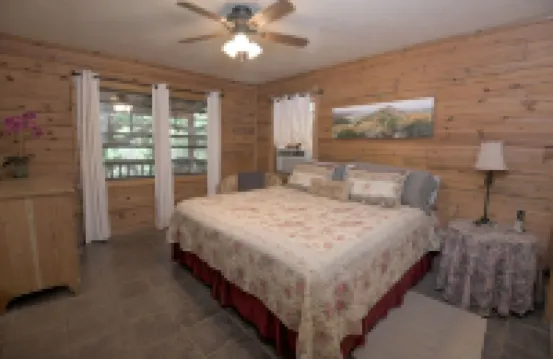 Creekside Cabin near Lost Maples State Park