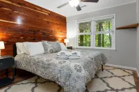 Peaceful Ivy Ridge - w/waterfalls, hikes + hot tub! Hotels near Sassafras Mountain Tower