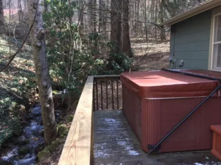 Lake Logan Serenity - Lakeside Cabin, Pets Welcome, Hot Tub, Fishing, Swimming Отели рядом с достопримечательностью «Блу-Ридж-Паркуэй»