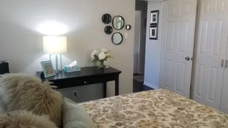 Historic Nob Hill home with cozy covered deck and close to Route 66. Отели рядом с достопримечательностью «Silver Family Geology Museum»