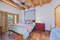 2 Bedroom, 2 Bathroom Luxury Townhome; 0.3 miles to Canyon Rd;  AC; Lovely Views