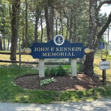 Beach, harbor, ferry & food-Prime Hyannis location