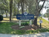 Beach, harbor, ferry & food-Prime Hyannis location