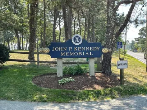 Beach, harbor, ferry & food-Prime Hyannis location