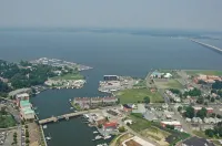 Luxury on the river, steps to downtown &boat ramp!