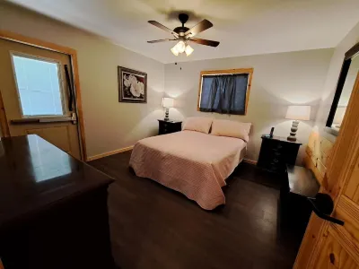 5.STAR 🐻 5.bedroom 3.bath - ADA - 6.min to Downtown.  Newly remodeled for 2023. Hotels near Judy Jones Pottery