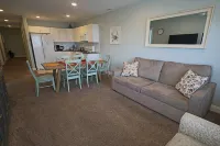 A Beautiful Condo w stunning panoramic views of the ocean!