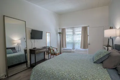 Cozy 1-bedroom condo in charming Flat Rock. Hotels near Firefly Craft Gallery