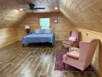 Cabin with dock, Huge screen-in porch, Great FAM getaway, HS WiFi, Pet Friendly