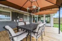 Dolly's Haven: 4BR, 2BA, Game-room, covered deck with fire-pit Hotels near Brandt Tower Plaza Shopping Center