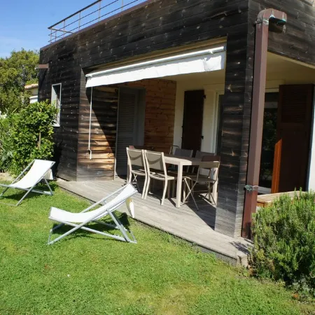 Luxury Apartment, Garden and Terrace, Swimmingpool, Beach 500m Away