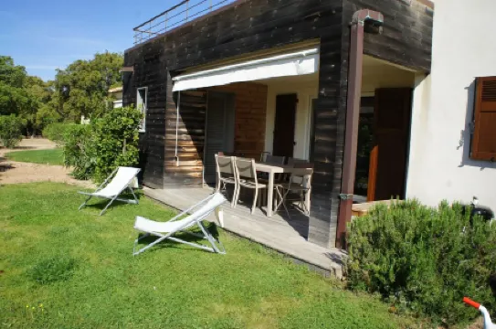 Luxury Apartment, Garden and Terrace, Swimmingpool, Beach 500m Away