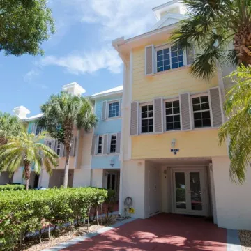 Relaxing Spacious Vacation Home: Amazing Oceanside Pools, Jacuzzi, WiFi, & More