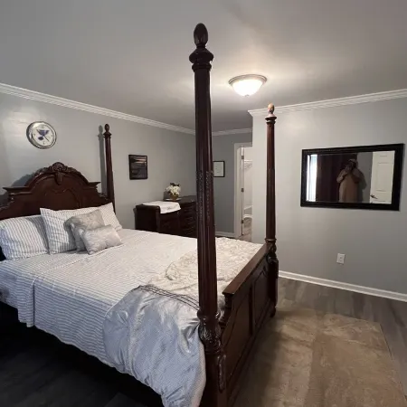 Cool and Calm 4bd  4ba close to all amenities in the city,