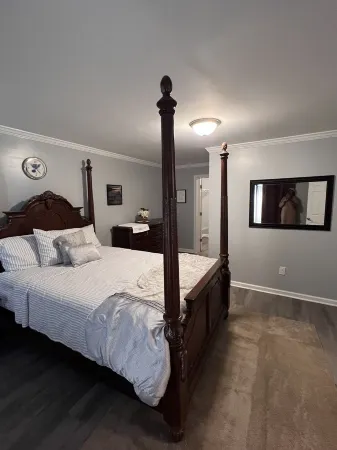 Cool and Calm 4bd  4ba close to all amenities in the city, Отели в г. Монро