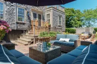 Spacious 5 BR, 4 BA home, a block fr Harbor, near World Class dining, shopping