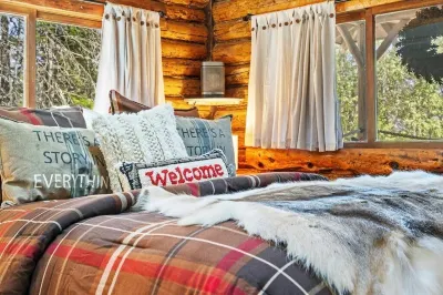 Chic, updated log cabin nestled in the pine trees of Sprucewold! Mung Bean附近的飯店