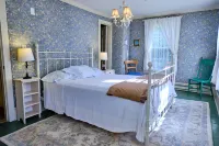 Minutes from Ski Butternut, Tanglewood, and Downtown Great Barrington Hotels near The Guthrie Center & Foundation