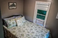 Creek View, Covered Decks & Private Hot Tub, Woods, Peaceful, Wildlife!