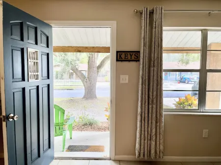 Floridian 4 bedroom home, sleeps 7, walk to downtown Отели рядом с достопримечательностью «Walmart Garden Center»