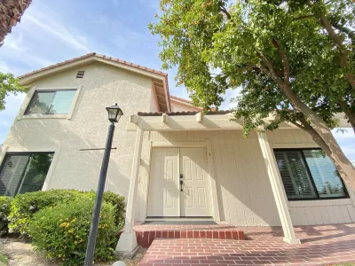 End-unit condo 10 mins from downtown, close to shops and airport