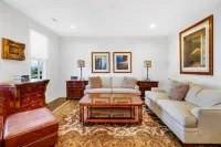 Royal Heritage Home @ Historic Leesburg