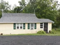 Charming 2-bedroom cottage near Bedford, screened  porch deck & private setting