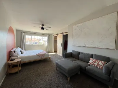 Modern 4 BED/3 BATH Newly Renovated Home Hotels near Lake Ramada