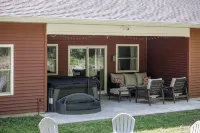 Peaceful 3-bedroom house 8 miles from TC with hot tub and fire pit!