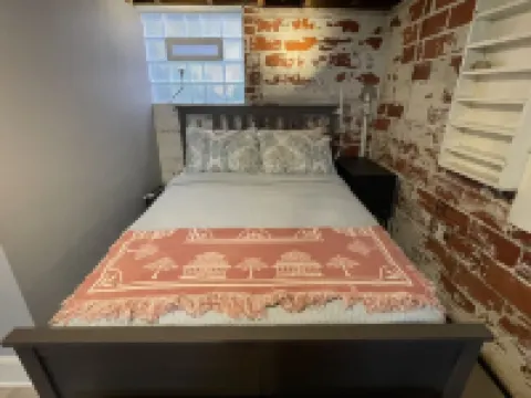 Welcoming and light ground floor studio short walk to dwnt Silver Spring & metro 銀泉酒店