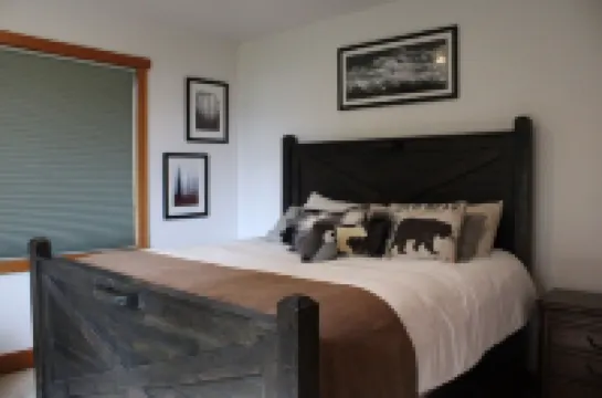 Bay Bluff Haven:  Ocean, Glacier, & Wildlife View