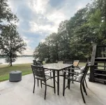 Waverly Lakehouse - private cabin, lake view, close to Old Waverly/Mossy Oak