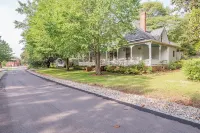 5 Miles to Callaway Gardens and walking distance to shops and restaurants.