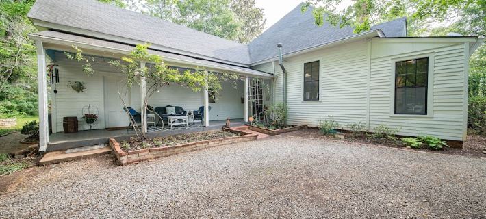 5 Miles to Callaway Gardens and walking distance to shops and restaurants. Hotels in Harris County