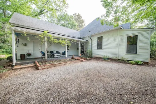 5 Miles to Callaway Gardens and walking distance to shops and restaurants.
