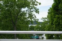 Private Rooftop Deck & Apartment with Water Views. Close to the Train to Salem!