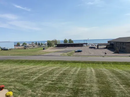 Comfortable suite, great location, easy access to Lake Superior!