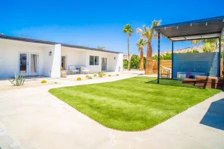 Moonlite Nights Desert Stay w Soaking Tub Отели рядом с достопримечательностью «Desert Hot Springs Chamber-Commerce»