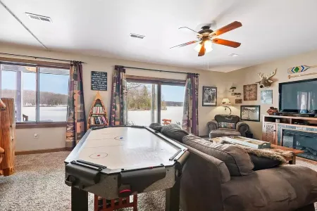 Tranquil Lakefront Log Cabin with Breathtaking Views. Отели в г. Нестер Тауншип