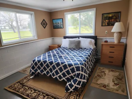 Relaxing Lake View Home, Pet Friendly, Central Location.  Close to Ferries!