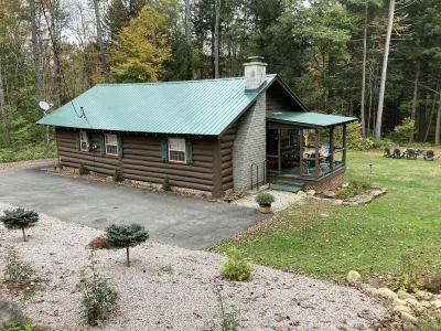 PET FRIENDLY Adirondacks Log Cabin! Lake George, Saratoga, SPAC, Sacandaga