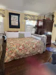 Secluded Cozy Cottage in Historic Downtown - balcony