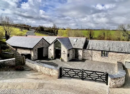 Luxury barn conversion near Padstow - stunning ocean views, garden and hot tub Отели рядом с достопримечательностью «Bedruthan Steps»